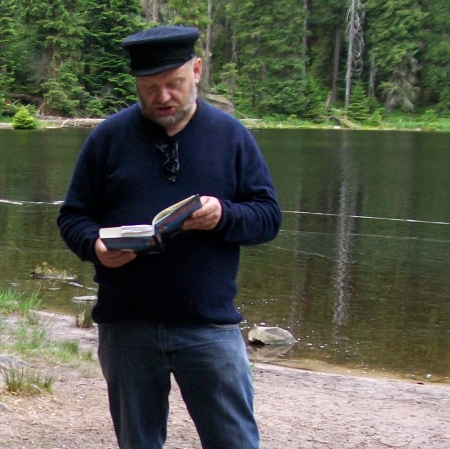 Manfred G. Bauer liest die ursprüngliche Ausgabe am Ufer des Wildsees.