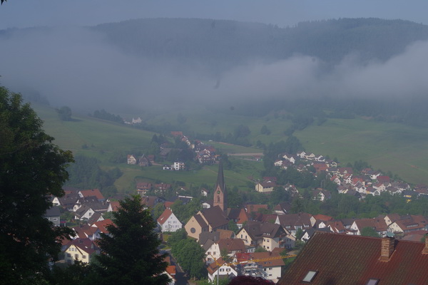 Baiersbronn im Jahre 2016. Dort, in der N&auml;he der Kirche, ist das Oberdorf, das in der Geschichte eine Rolle spielt.